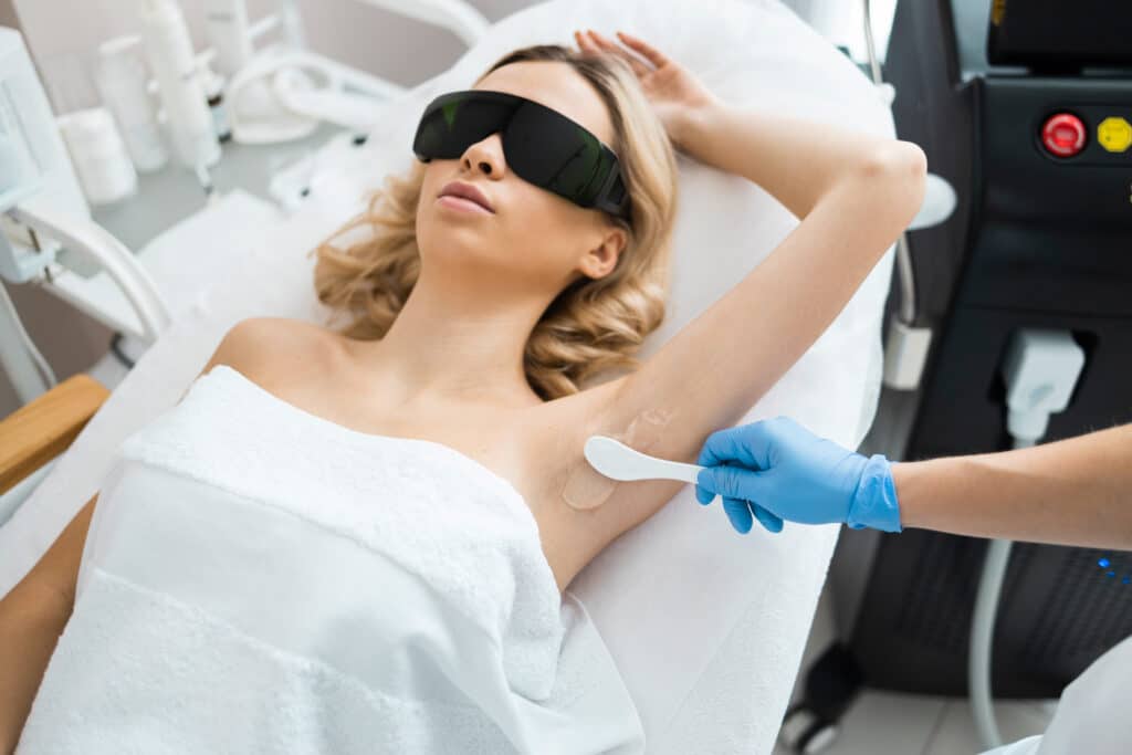 aplicacion de un gel transparente para depilacion laser en la zona de las axilas - Dani